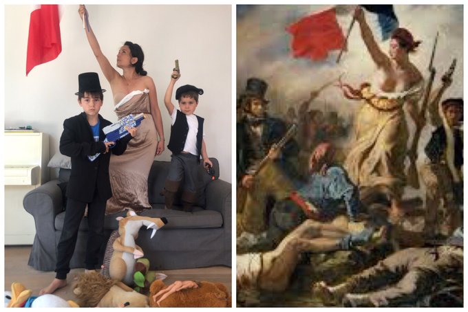 Une femme et ses deux enfants reproduisent les postures des personnages figurant sur le célèbre tableau de Delacroix, La liberté guidant le peuple. Les cadavres au premier plan du tableau sont représentés sur leur photo par des peluches.